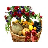 Корзина с цветами и фруктами.